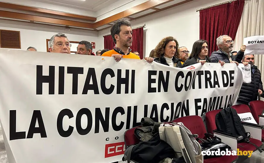 L&iacute;deres de CCOO y plantilla de Hitachi se manifestaron en le pasado Pleno ordinario de febrero 2026