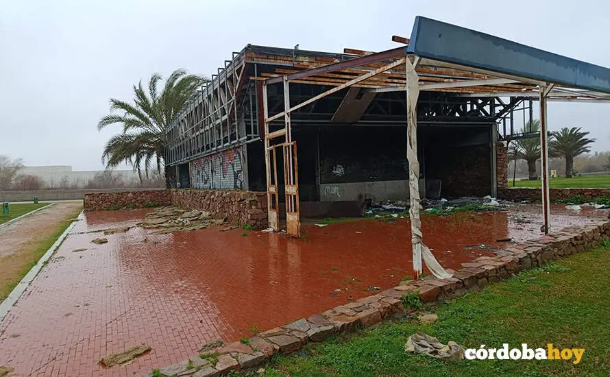 Edificio abandonado y ruinoso del Balc&oacute;n del Guadalquivir FOTO HACEMOS C&Oacute;RDOBA