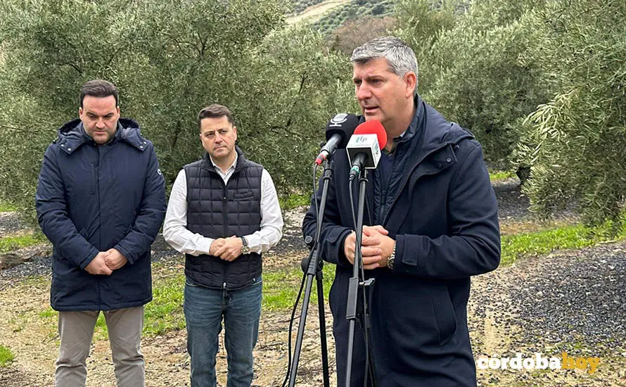 El delegado de Agricultura, Pesca, Agua y Desarrollo Rural, Francisco Acosta, comprueba los da&ntilde;os del temporal en Priego de C&oacute;rdoba FOTO JUNTA DE ANDALUC&Iacute;A