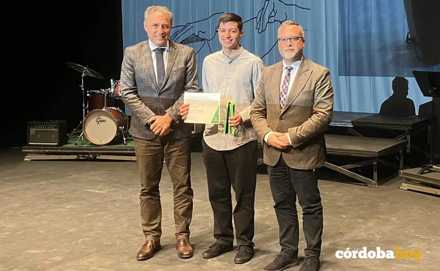 Ismael Cobacho con su premio FOTO JUNTA DE ANDALUC&Iacute;A