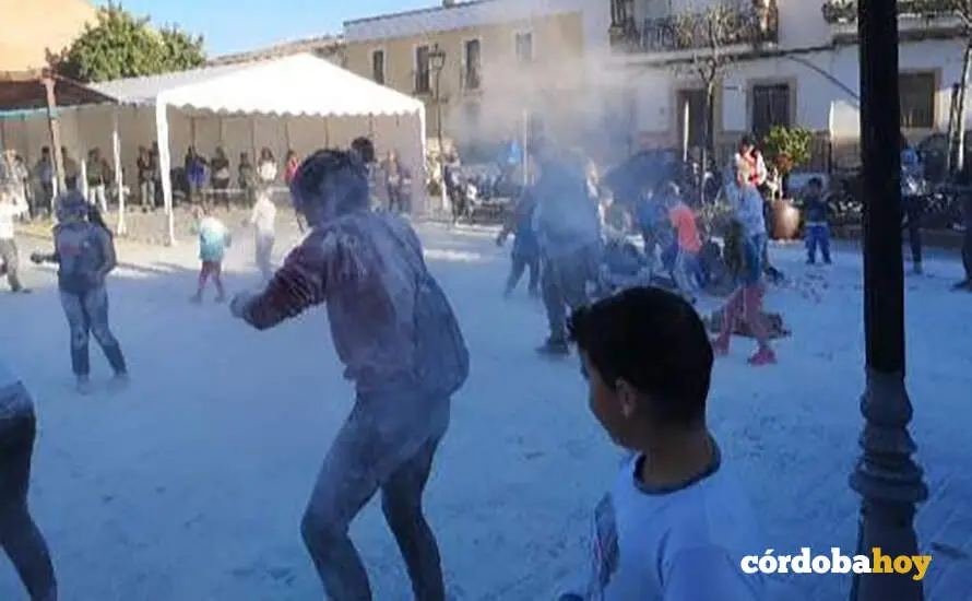 Batalla de la harina el Mi&eacute;rcoles de Ceniza en Guadalc&aacute;zar  FOTO AYUNTAMIENTO DE GUADALC&Aacute;ZAR
