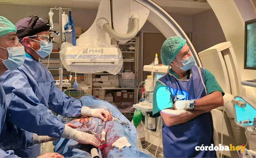 Un momento de la intervenci&oacute;n endovascular de alta complejidad en el Hospital San Juan De Dios de C&oacute;rdoba FOTO HOSPITAL SAN JUAN DE DIDOS