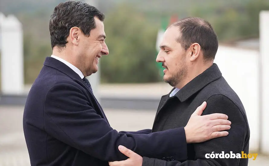 El presidente de la Junta de Andaluc&iacute;a, Juanma Moreno (i), saluda al alcalde de Adamuz (C&oacute;rdoba), Rafael Moreno (d), a su llegada a la localidad cordobesa, para presidir el Consejo de Gobierno, en una imagen de archivo FOTO Mar&iacute;a Jos&eacute; L&oacute;pez / Europa Press