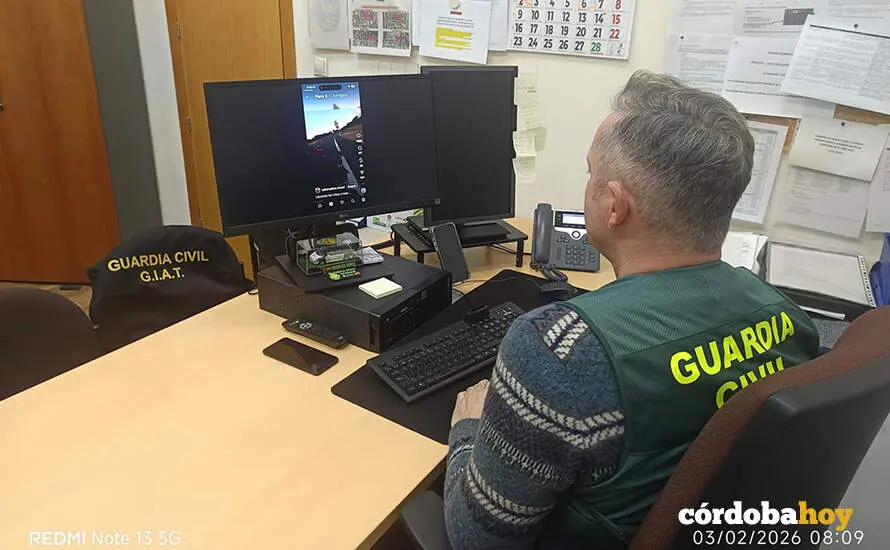 La Guardia Civil investigando el video de la motocicleta FOTO GUARDIA CIVIL