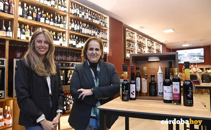La presidenta del Imdeec, Blanca Torrent (derecha), y la presidenta de la asociaci&oacute;n Vinavin, Roc&iacute;o M&aacute;rquez FOTO AYUNTAMIENTO DE C&Oacute;RDOBA