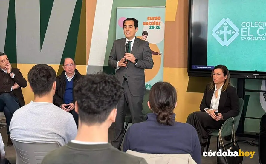 El consejero de Justicia, Administraci&oacute;n Local y Funci&oacute;n P&uacute;blica de la Junta de Andaluc&iacute;a, Jos&eacute; Antonio Nieto, durante la charla con los alumnos de primero de Bachillerato del colegio privado El Carmen FOTO JUNTA DE ANDALUC&Iacute;A