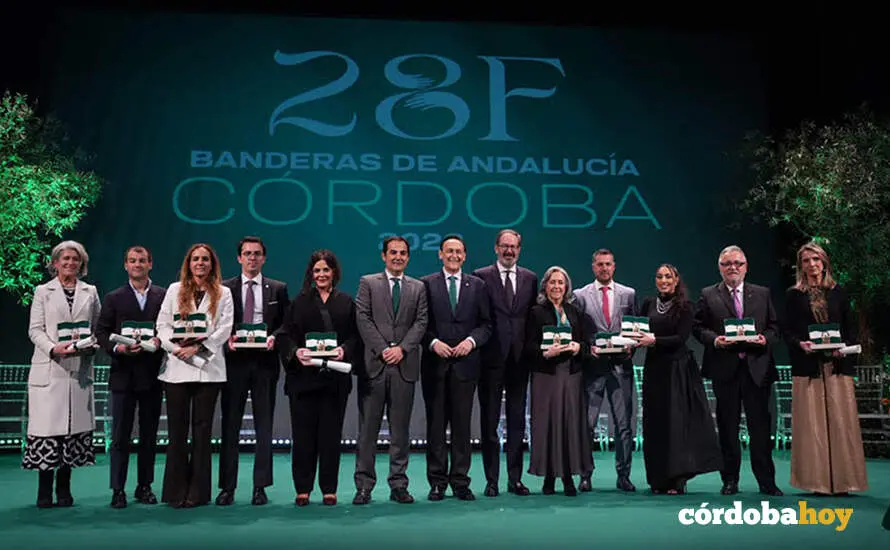 Foto de familia del acto de entrega de Banderas de Andaluc&iacute;a en C&oacute;rdoba FOTO JUNTA DE ANDALUC&Iacute;A