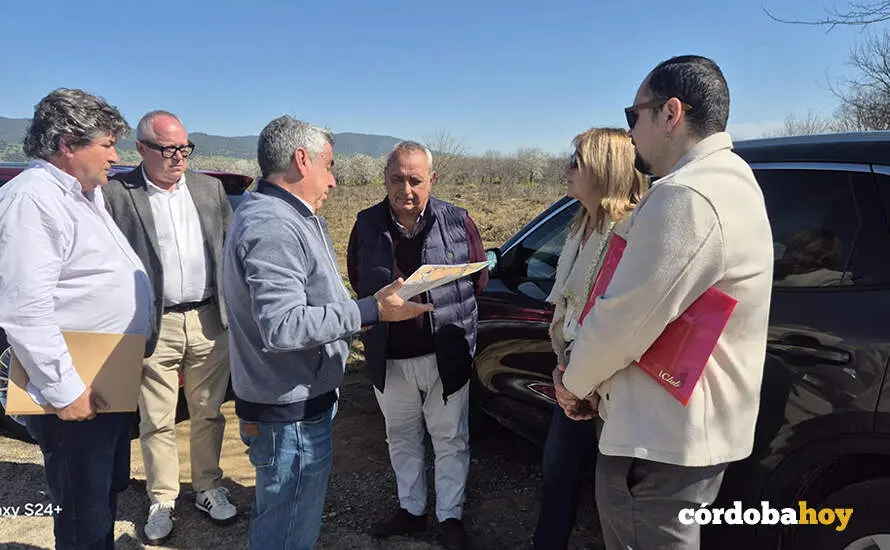 La Subdelegada del Gobierno y el m&aacute;ximo responsable de la Confederaci&oacute;n Hidrogr&aacute;fica del Guadalquivir en C&oacute;rdoba visitan Villarrubia para interesarse por las inundaciones en el distrito FOTO CONSEJO DE DISTRITO VILL&Ntilde;RRUBIA
Villarrubia, 26