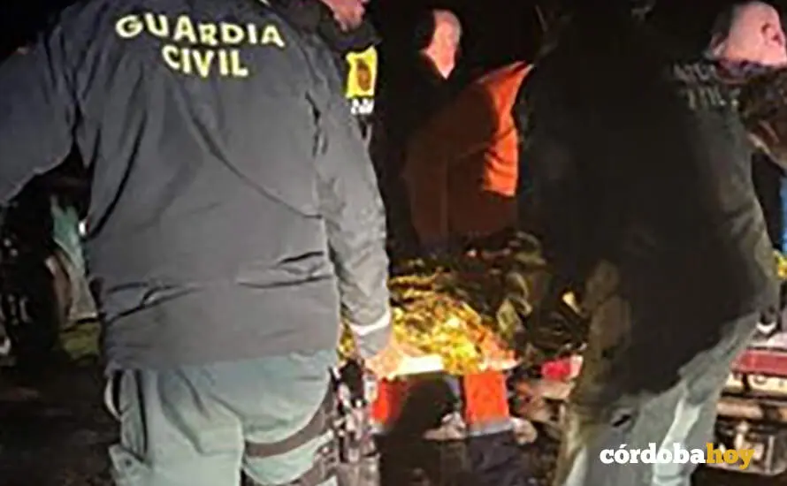 La Guardia Civil con la colaboraci&oacute;n de la Polic&iacute;a Local rescata a un hombre tras sufrir una ca&iacute;da en su finca del t&eacute;rmino municipal cordob&eacute;s de Adamuz, concretamente en el paraje de la Serrezuela Baja FOTO GUARDIA CIVIL