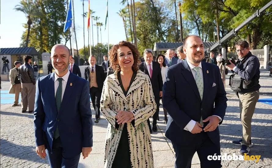 La vicepresidenta primera del Gobierno y ministra de Hacienda, Mar&iacute;a Jes&uacute;s Montero, a su llegada al Parlamento de Andaluc&iacute;a junto a los alcaldes de Grazalema y Adamuz FOTO MAR&Iacute;A JOS&Eacute; L&Oacute;PEZ / EUROPA PRESS
