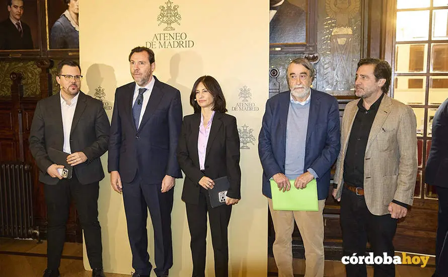 El ministro de Transportes y Movilidad Sostenible, &Oacute;scar Puente, y los periodistas, Pedro Garc&iacute;a Cuartango, Lola Garc&iacute;a y Guillermo Lera, durante un desayuno informativo, en el Ateneo de Madrid FOTO JES&Uacute;S HELL&Iacute;N / EUROPA PRESS