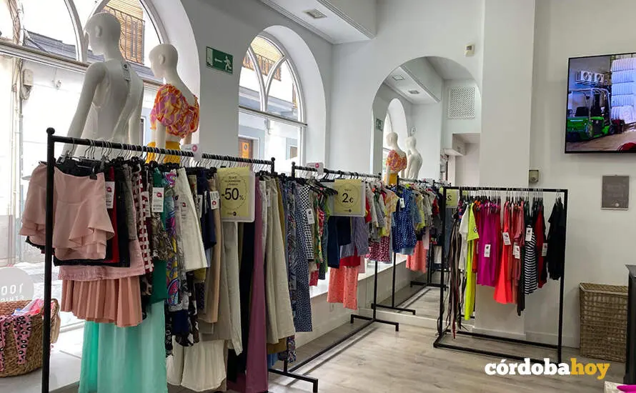 Intrior de la tienda de ropa de segunda mano Moda re- de Solemccor en C&oacute;rdoba FOTO SOLEMCCOR
