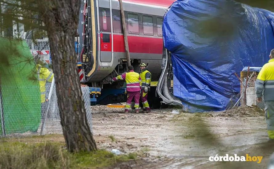 Trabajadores realizan tareas de retirada de los vagones en el punto de las v&iacute;as donde tuvo lugar el accidente de trenes de Adamuz, en una imagen. de archivo FOTO GUILLERMO MORALES / EUROPA PRESS