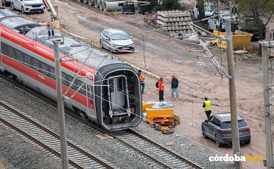 Trabajadores realizan tareas de retirada de los vagores en el punto de las v&iacute;as donde tuvo lugar el accidente de trenes de Adamuz FOTO GUILLERMO MORALES / EUROPA PRESS
