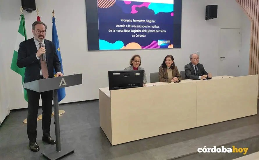 Adolfo Molina interviene, observado por Roc&iacute;o Blanco, sentada entre Blanca Torrent y Antonio D&iacute;az FOTO EUROPA PRESS