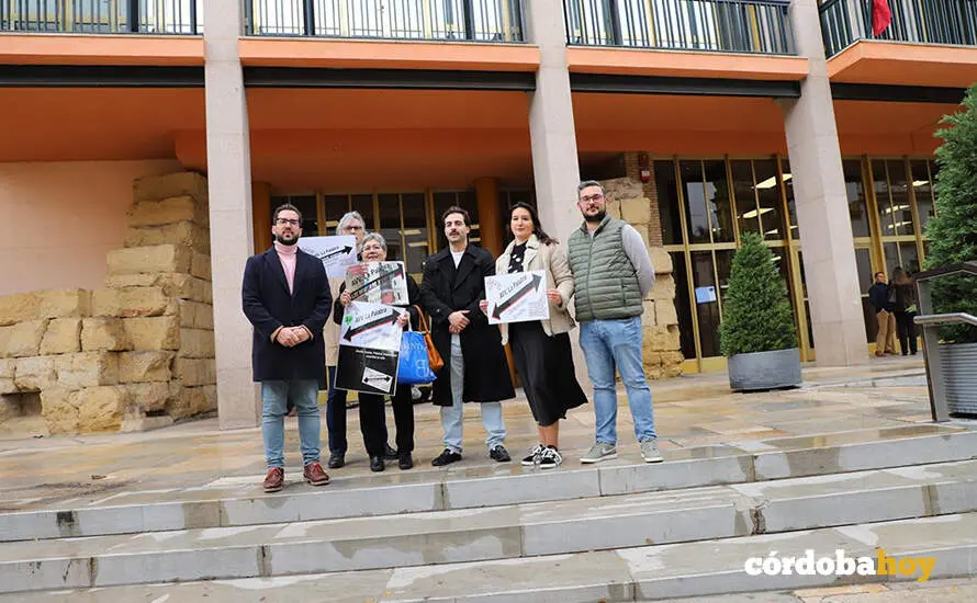 Jurado (tercero por la derecha), entre representantes vecinales de Las Moreras y ediles de Hacemos C&oacute;rdoba, ante el Ayuntamiento de la ciudad FOTO POR ANDALUC&Iacute;A