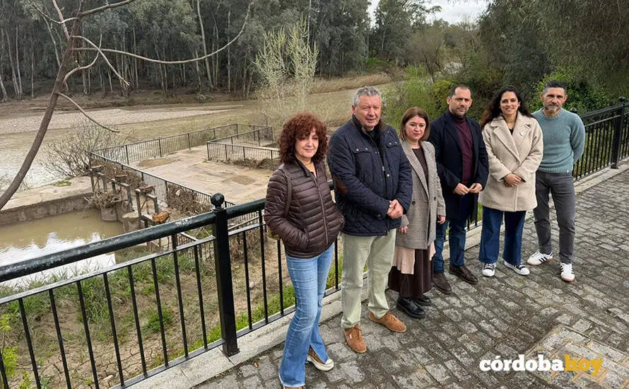 Representantes de IU junto al r&iacute;o Genil a su paso por Palma del R&iacute;o FOTO IU