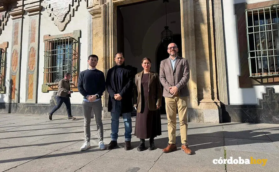 Representantes de IU a las puertas del Palacio de La Merced FOTO IU