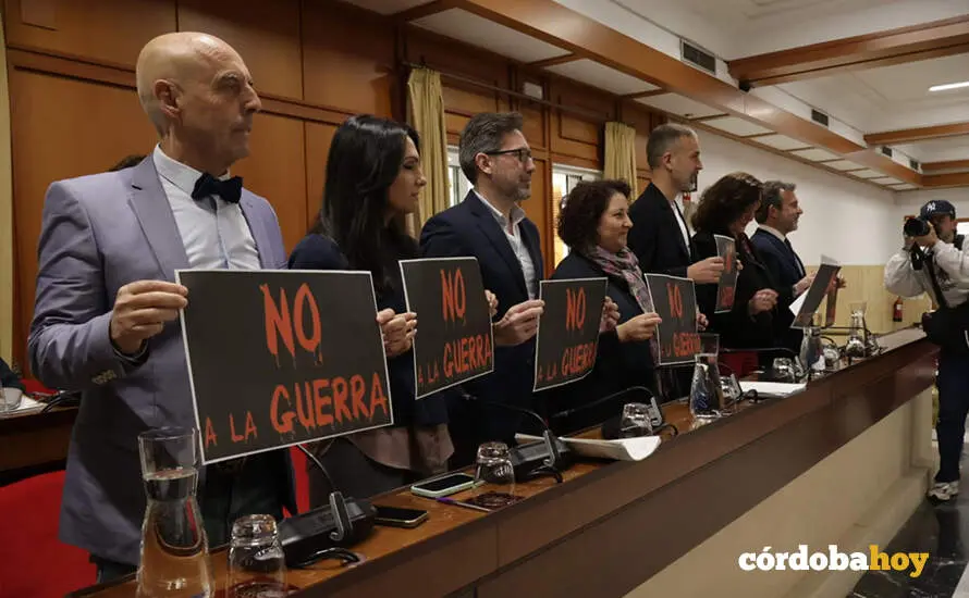 Las pancartas de 'No a la guerra' exhibidas en el Pleno de hoy por el Grupo Municipal Socialista FOTO RAFA MELLADO SENIOR