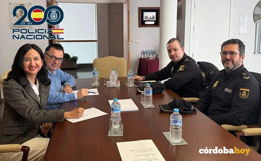 La Polic&iacute;a Nacional se re&uacute;ne en C&oacute;rdoba con el secretario del Colegio Oficial de Farmac&eacute;uticos de C&oacute;rdoba, Antonio Jos&eacute; Ortega Gallego, y la gerente, Cristina N&aacute;jera, por el D&iacute;a Europeo contra las Agresiones a M&eacute;dicos y Profesionales Sanitarios FOTO CNP