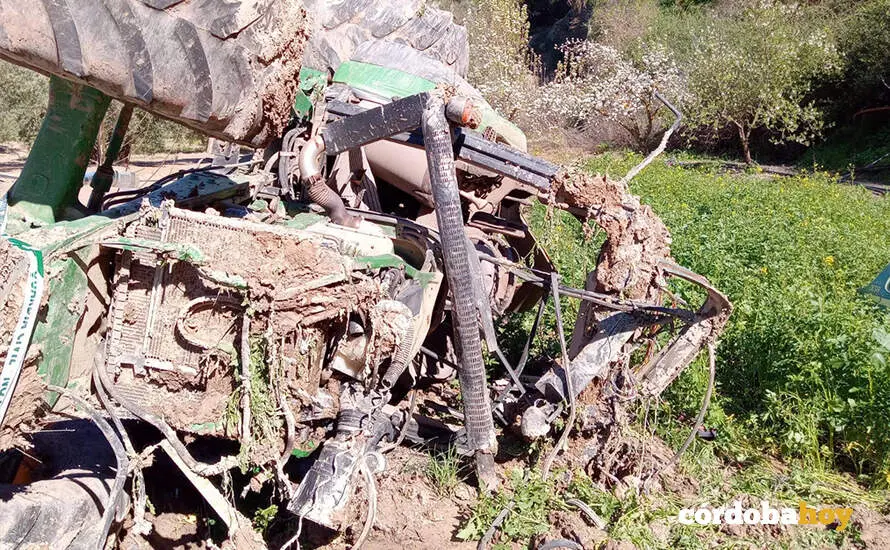 Estado del tractor accidentado en Fuente-T&oacute;jar FOTO CONSORCIO PROVINCIAL