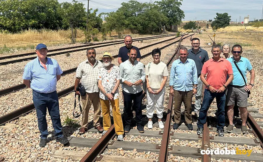 Responsables de IU, con Enrique Santiago y Sebasti&aacute;n P&eacute;rez, en uno de los tramos de la l&iacute;nea ferroviaria C&oacute;rdoba-Almorch&oacute;n FOTO IU