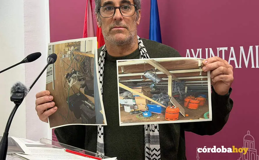 Juan Hidalgo muestra im&aacute;genes del interior de Caballerizas con riesgo de incendios FOTO HACEMOS C&Oacute;RDOBA