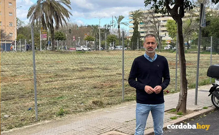 &Aacute;ngel Ortiz ante el solar que en su d&iacute;a ocup&oacute; el Pabell&oacute;n de la Juventud FOTO PSOE