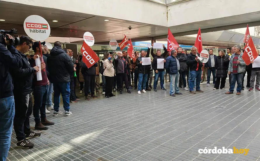Los gruistas se concentran ante la sede de Construcor para reclamarle que negocie, tras 13 d&iacute;as en huelga FOTO CCOO