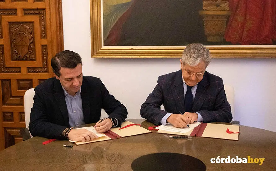Jos&eacute; Mar&iacute;a Bellido y Salvador Fuentes en la firma del convenio para la cesi&oacute;n al Ayuntamiento de la Huerta de las Caballerizas Reales FOTO DIPUTACI&Oacute;N DE C&Oacute;RDOBA