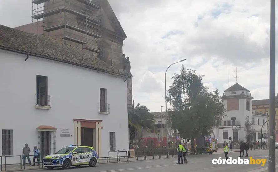 Presencia policial y de los bomberos del Granadal en el lugar del incendio FOTO VECINO DE LA ZONA