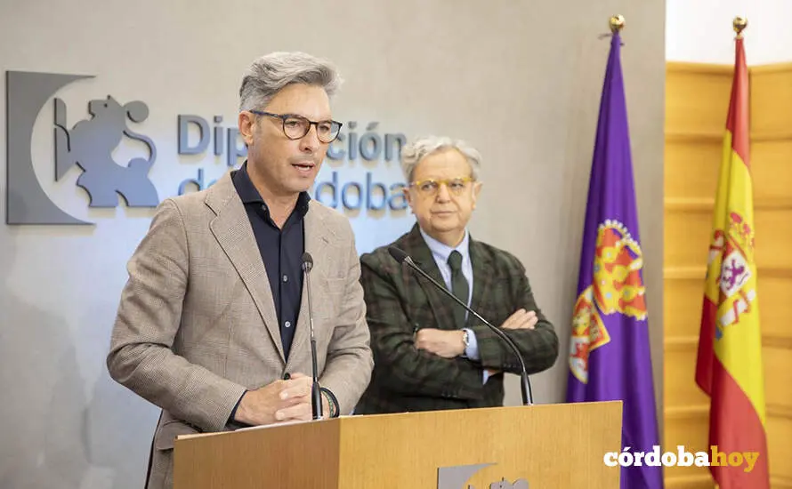 El delegado de Infraestructuras, Andr&eacute;s Lorite, acompa&ntilde;ado del presidente de la Diputaci&oacute;n, Salvador Fuentes, informa sobre la adjudicaci&oacute;n de la obra en la CO-4207 FOTO DIPUTACI&Oacute;N DE C&Oacute;RDOBA