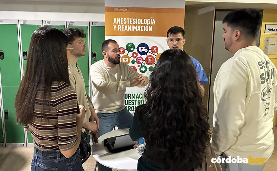 Expositor de Anestesiolog&iacute;a en la IX Jornada de Puertas Abiertas del Reina Sof&iacute;a FOTO HURS