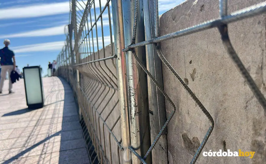 Vallado puesto este a&ntilde;o en el Puente Romano de C&oacute;rdoba por la Semana Santa FOTO NODO CORDUBA