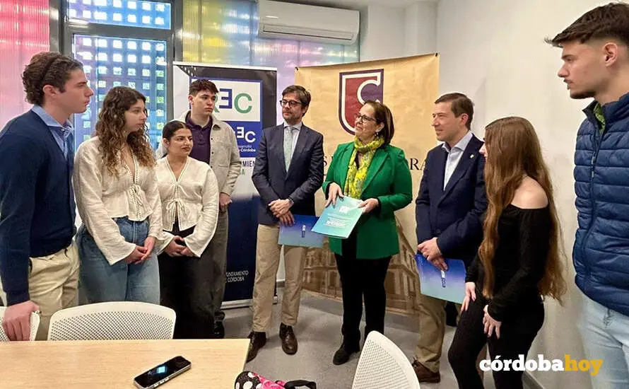 La presidenta del Imdeec, Blanca Torrent, y el delegado territorial de Desarrollo Educativo y Formaci&oacute;n Profesional de la Junta de Andaluc&iacute;a, Diego Cop&eacute;, acompa&ntilde;ados por el director del IES Luis de G&oacute;ngora, Fernando Merlo, visitan al alumnado FOTO IMDEEC