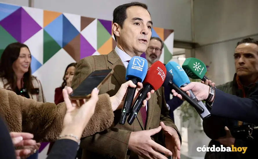 El consejero de Justicia, Administraci&oacute;n Local y Funci&oacute;n P&uacute;blica, Antonio Nieto, en una imagen de archivo atendiendo a los medios FOTO ESTHER LOBATO / EUROPA PRESS