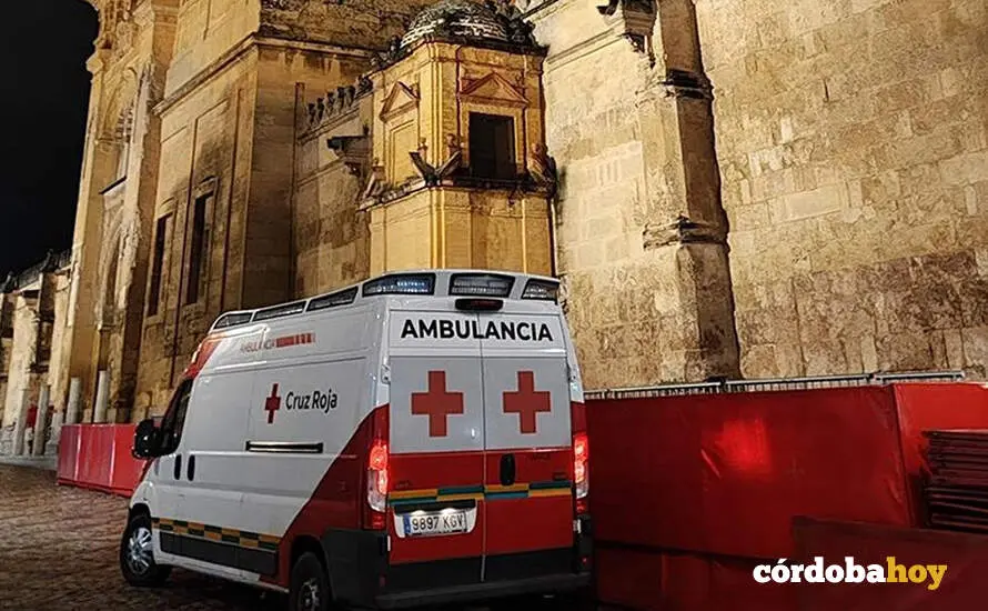 Una ambulancia de Cruz Roja junto a los palcos instalados en uno de los laterales de la Mezquita-Catedral de C&oacute;rdoba, en la Carrera Oficial de la Semana Santa FOTO CRUZ ROJA DE C&Oacute;RDOBA