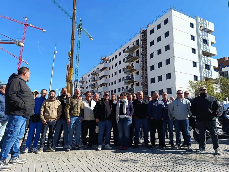 Concentraci&oacute;n de gruistas ante una obra en C&oacute;rdoba para reclamar una subida salarial para su colectivo FOTO UGT