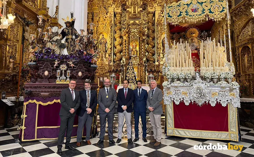 Nieto (3&ordm; dcha.), durante su visita a la a la Hermandad de la Santa Faz, en la Parroquia de la Trinidad, en C&oacute;rdoba FOTO JUNTA DE ANDALUC&Iacute;A