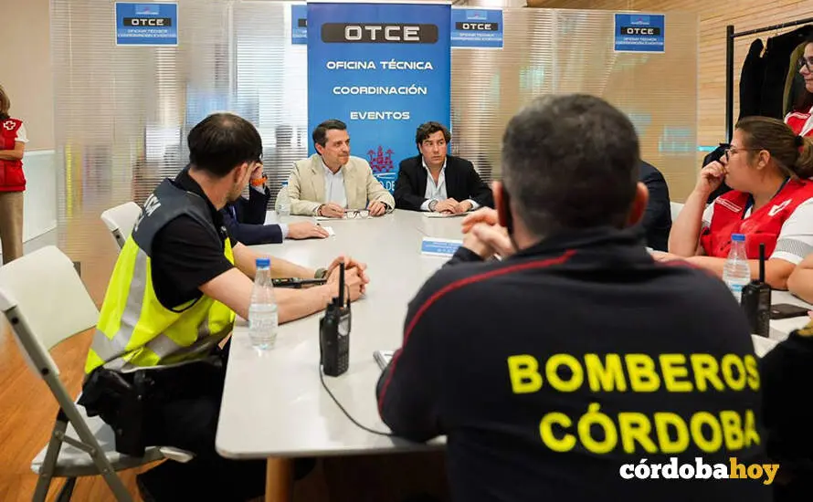 Visita del alcalde, Jos&eacute; Mar&iacute;a Bellido, a la OTCE el pasado Lunes Santo FOTO AYUNTAMIENTO DE C&Oacute;RDOBA