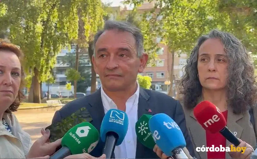 El portavoz parlamentario de IU y diputado de Sumar, Enrique Santiago, atiende a los medios de comunicaci&oacute;n FOTO IU