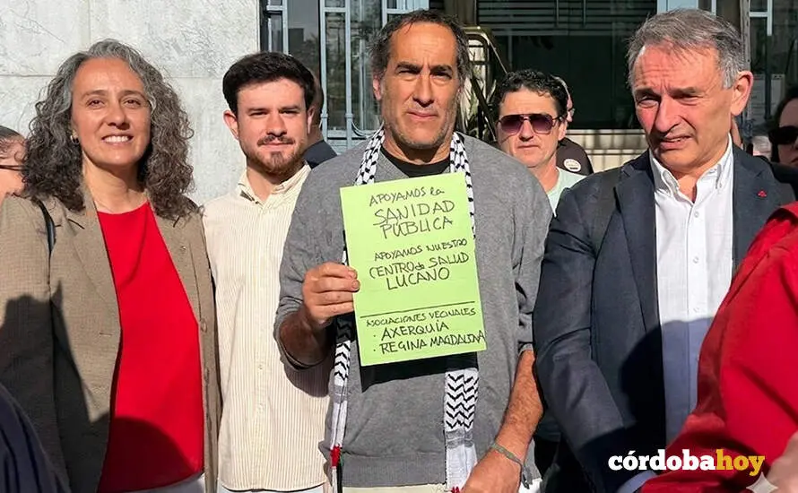 Rosa Mar&iacute;a Rodr&iacute;guez (izquierda), junto a otros responsables de su formaci&oacute;n, en una reciente movilizaci&oacute;n por la sanidad p&uacute;blica ante la Delegaci&oacute;n de Sanidad de la Junta en C&oacute;rdoba FOTO POR ANDALUC&Iacute;A