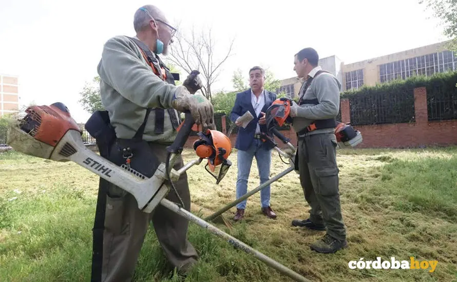 Miguel Ruiz Madruga (centro) en las tareas de desbroce en el solar municipal del Paseo Valerio Molina, junto a la parroquia de Nuestra Se&ntilde;ora de Linares FOTO AYUNTAMIENTO DE C&Oacute;RDOBA