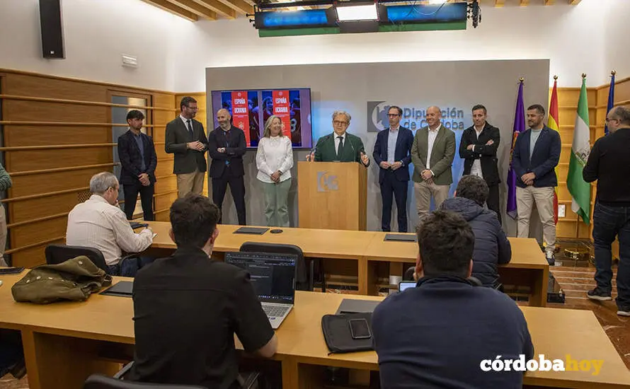 Salvador Fuentes interviene, durante la presentaci&oacute;n de los encuentros amistosos que disputar&aacute;n las selecciones Sub 17 de Espa&ntilde;a y Ucrania FOTO DIPUTACI&Oacute;N DE C&Oacute;RDOBA
