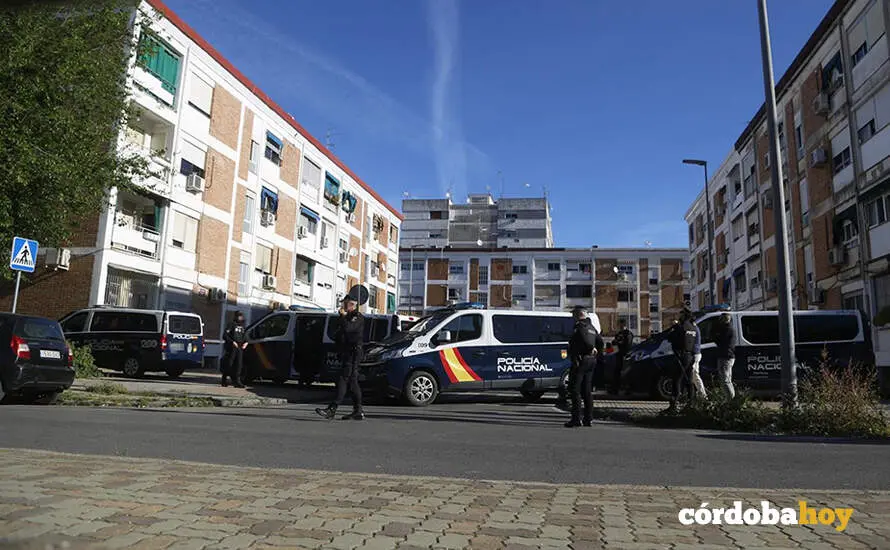 Efectivos de la Polic&iacute;a Nacional en el barrio de La Fuensanta de C&oacute;rdoba tras el asesinato de la mujer FOTO MADERO CUBERO / EUROPA PRESS
