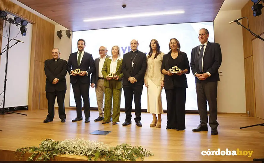 El obispo (centro), con los galardonados por C&aacute;ritas Diocesana con los premios a 'Entidades con Coraz&oacute;n' FOTO DI&Oacute;CESIS DE C&Oacute;RDOBA