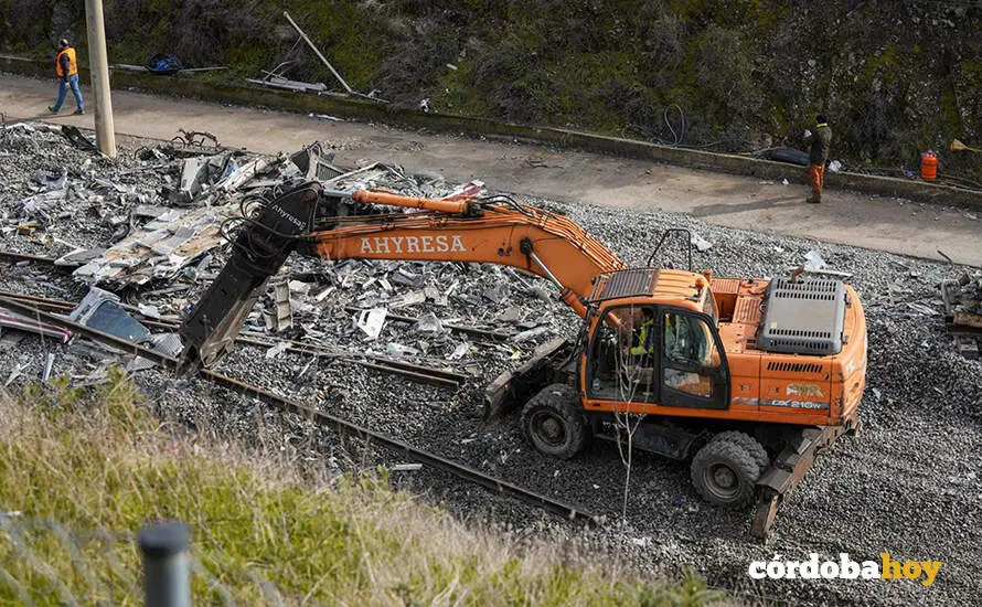 Trabajadores realizan tareas de retirada de los vagores en el punto de las v&iacute;as donde tuvo lugar el accidente de trenes de Adamuz, en una imagen de archivo FOTO GUILLERMO MORALES / EUROPA PRESS