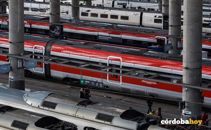 Viajeros cogen su tren en la estaci&oacute;n de Madrid-Puerta de Atocha-Almudena Grandes, a 17 de febrero de 2026, en Madrid FOTO DIEGO RADAM&Eacute;S / EUROPA PRESS