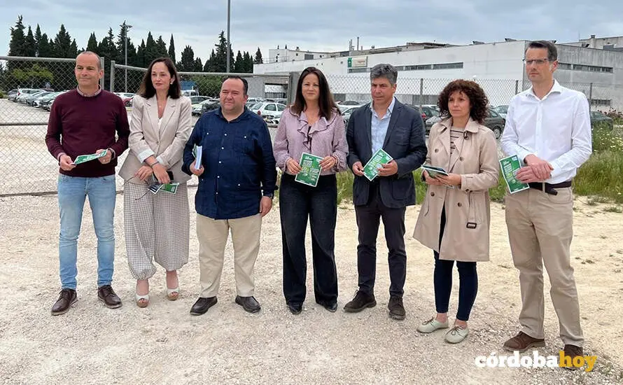 Sivia Mellado (centro), junto a Rafa Llamas (tercero por la derecha) y otros cargos p&uacute;blicos y org&aacute;nicos del PSOE, ante el Hospital de Montilla FOTO PSOE