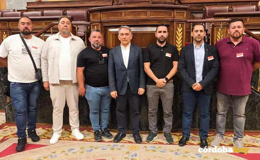 La representaci&oacute;n de los gruistas cordobeses con Enrique Santiago y Sebasti&aacute;n P&eacute;rez en el Congreso de los Diputados FOTO IU